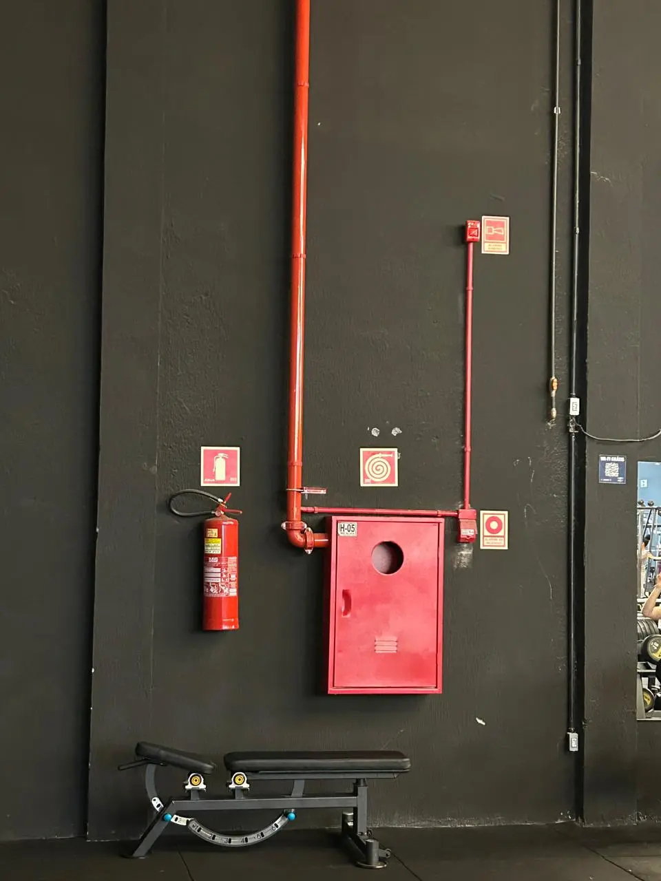 Sistema de hidrante, extintor e sinalização de emergência