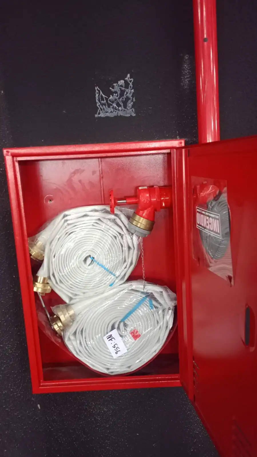 Abrigo com mangueiras e equipamentos de hidrante